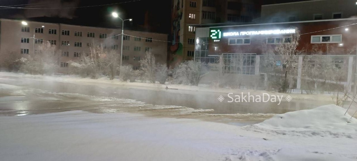 Фотофакт: На улице Ойунского в Якутске произошел разлив канализации