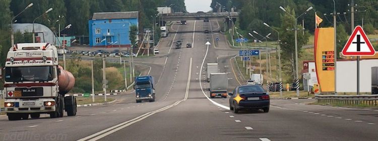Можно ли так с фурами на трассе: не помогает даже то, что ответ содержится в самом вопросе — на экзамене по ПДД провалили 90%