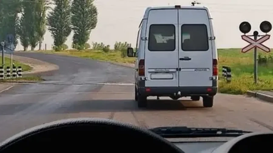 Обгон у ЖД-переезда: именно здесь «сыпятся» 94% водителей — вопрос из билета ПДД