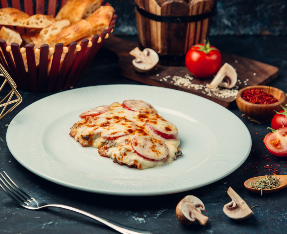 Мясо по-французски по этому рецепту всегда получается сочным: семейный секрет — подходит и для семейного ужина, и для праздничного стола