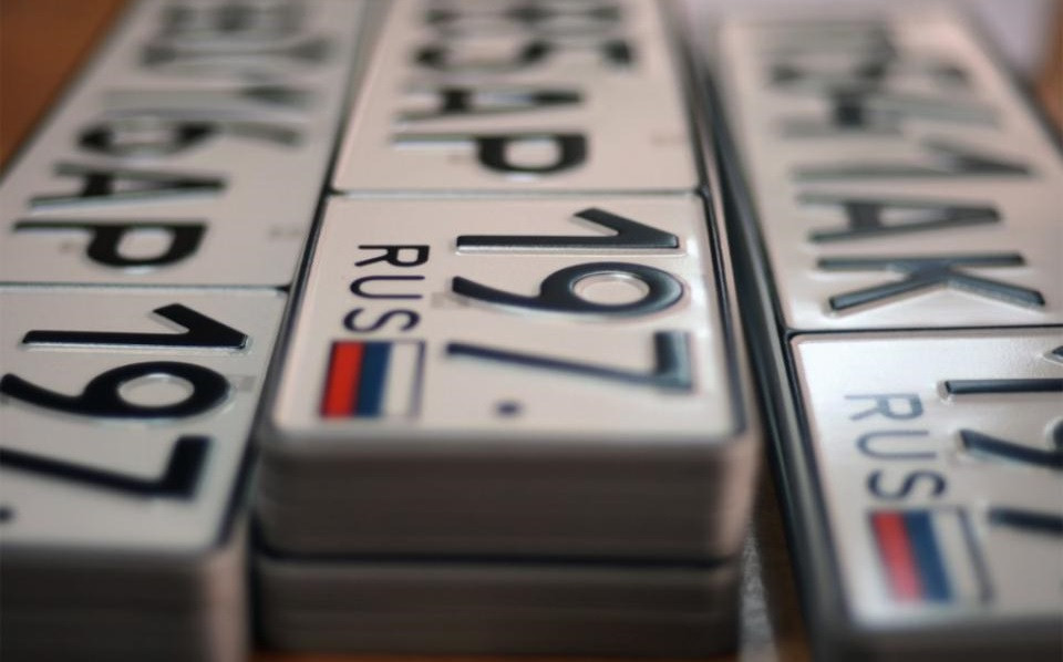 Опять двойка: почему раньше цифру 2 в начале госномера не печатали, а теперь стали — необычный секрет ГИБДД