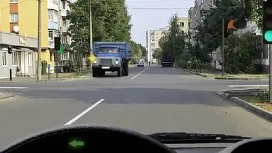 Когда надо пропустить грузовик: вопрос по ПДД —  справляется лишь 12% водителей