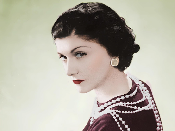 Произвести нужное впечатление: и почему женщины в 50+ забывают о них — законы стиля от Коко Шанель, будто специально написанные для зрелых дам