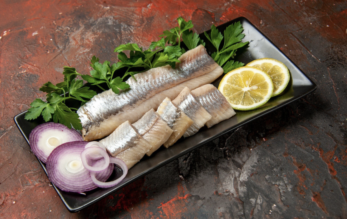 Селедочка, но не в шубе: отличный вариант закуски на Новый год — хорошо сочетается со всеми салатами и с любой выпивкой