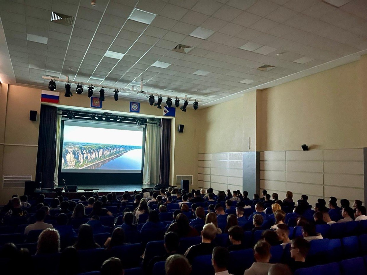 17 сентября 2025 в рамках проведенного образовательного интенсива в г. Анадырь, студенты Чукотского филиала СВФУ вместе со студентами Чукотского многопрофильного колледжа, учениками школ г. Анадырь стали зрителями исторического научно-популярного фильма «Император и купец»