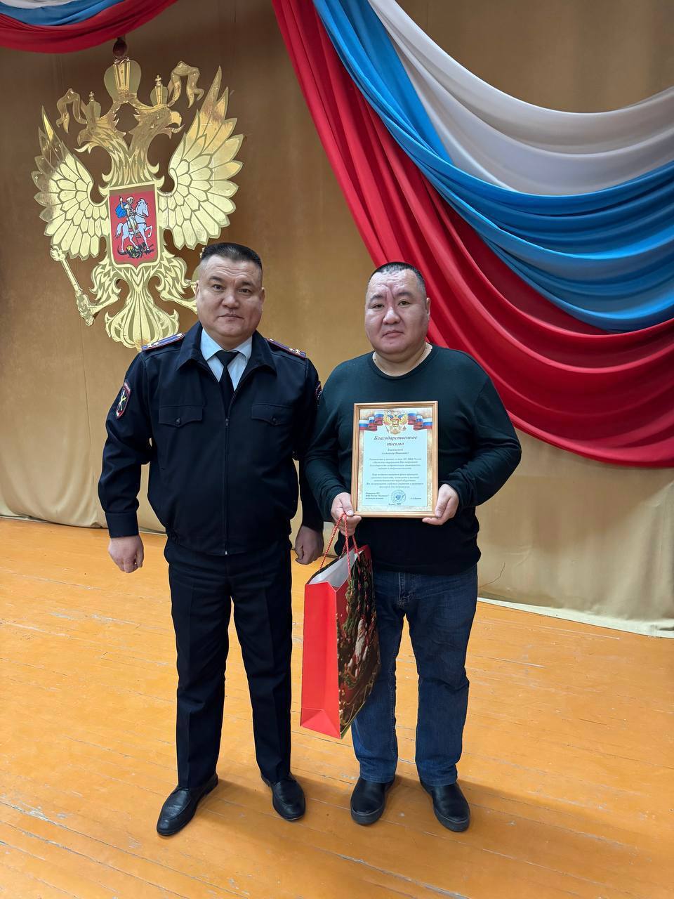 Благодаря бдительности горожанина полицейские вернули жителю Якутска потерянные им 285 тысяч рублей