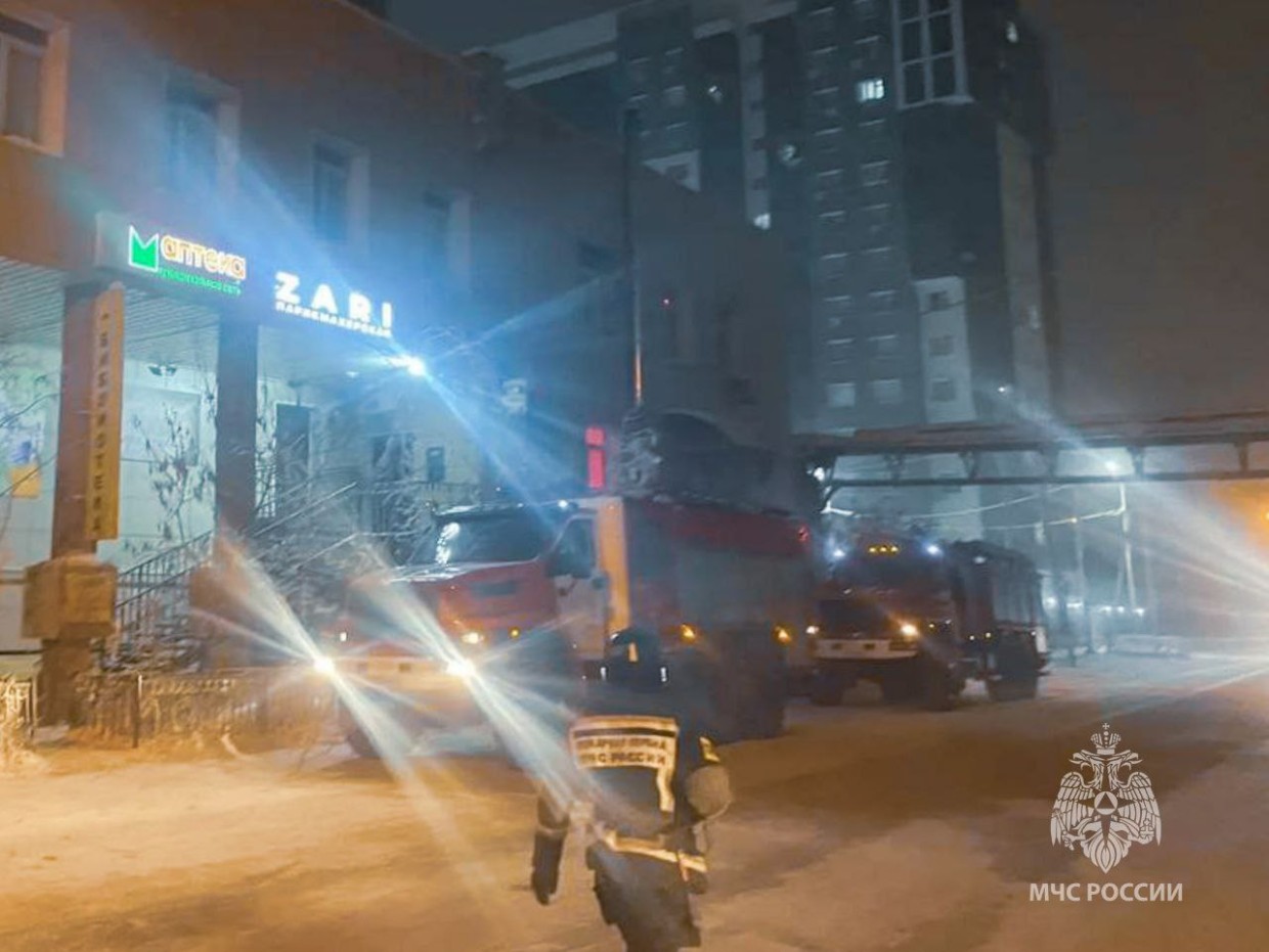 В Якутске ночью произошел пожар в квартире дома на улице Ленина. Эвакуировано 66 человек