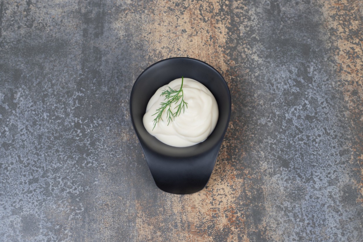 Не самый очевидный выбор — что лучше (хуже?) для вашего здоровья, жирная сметана или простой майонез