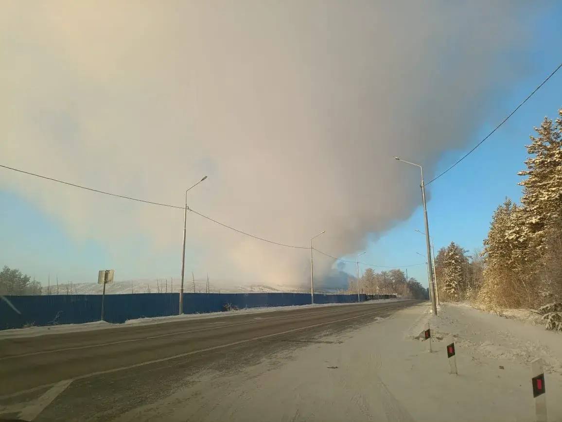 Фотофакт: Горит свалка на Вилюйском тракте