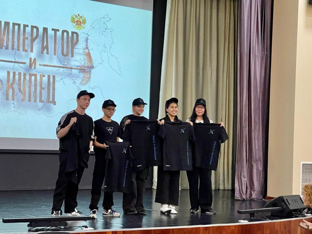 17 сентября 2025 в рамках проведенного образовательного интенсива в г. Анадырь, студенты Чукотского филиала СВФУ вместе со студентами Чукотского многопрофильного колледжа, учениками школ г. Анадырь стали зрителями исторического научно-популярного фильма «Император и купец»