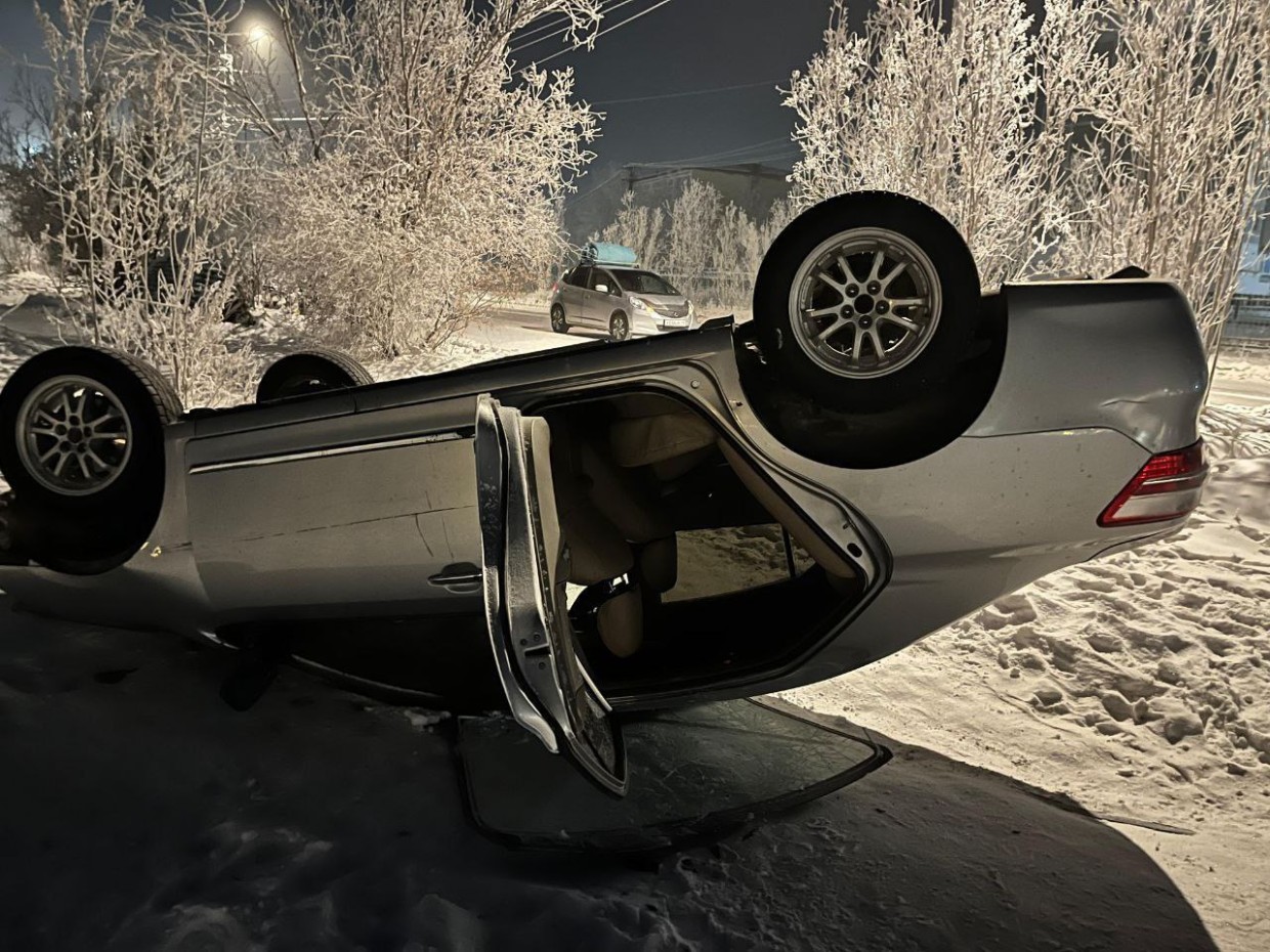 В Жатае пьяная пассажирка напала на таксиста и угнала авто