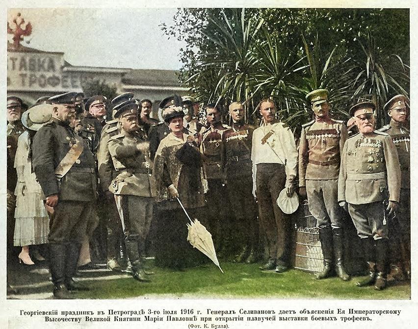 Фотография № 5 - генерал Селиванов, который даёт объяснения Е.И.В. Великой княгине Марии Павловне при открытии плавучей выставки боевых трофеев.