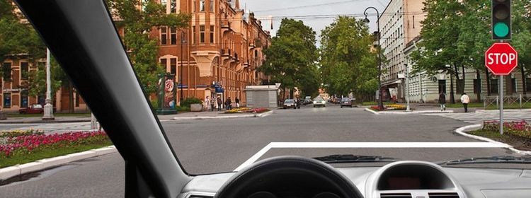 Знак STOP VS зелёный свет: кто главный на перекрёстке — в ловушку экзаменационного билета по ПДД попадают 84% водителей