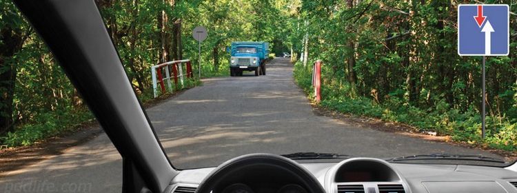 Кто въедет на мост первым: вы или встречный? Преимущество в движении — ошибка, которую допускают на экзамене 75% учеников