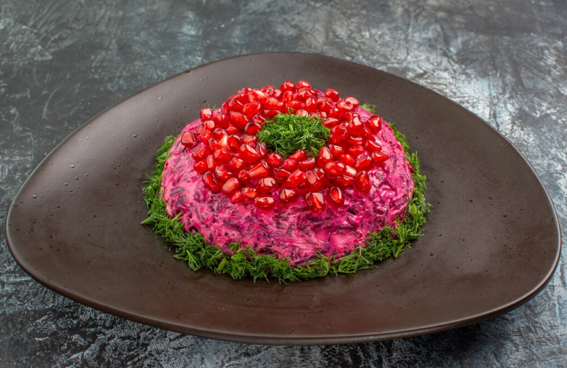 С каждый годом все дороже: цены на продукты салата «Селёдка под шубой» выросли — планируйте бюджет заранее