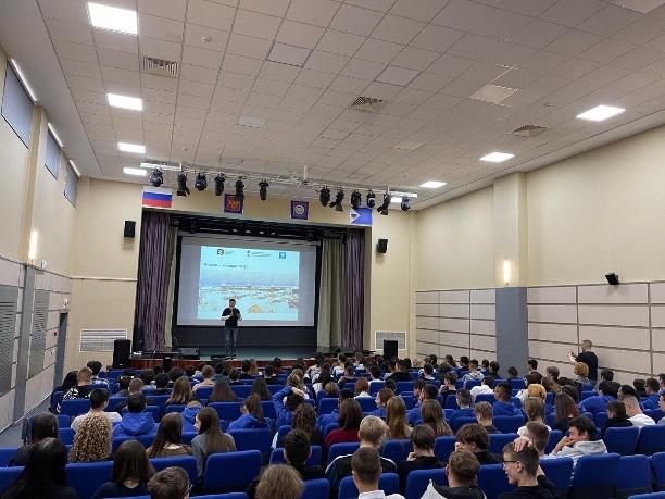 17 сентября 2025 в рамках проведенного образовательного интенсива в г. Анадырь, студенты Чукотского филиала СВФУ вместе со студентами Чукотского многопрофильного колледжа, учениками школ г. Анадырь стали зрителями исторического научно-популярного фильма «Император и купец»