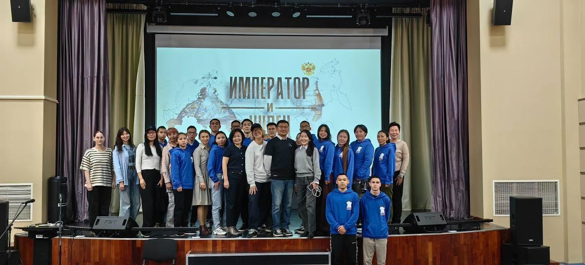 17 сентября 2025 в рамках проведенного образовательного интенсива в г. Анадырь, студенты Чукотского филиала СВФУ вместе со студентами Чукотского многопрофильного колледжа, учениками школ г. Анадырь стали зрителями исторического научно-популярного фильма «Император и купец»
