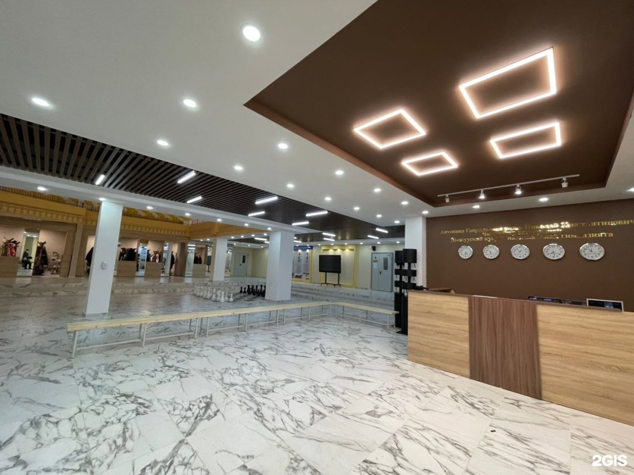 В Якутской городской национальной гимназии прорвало трубу в гардеробе