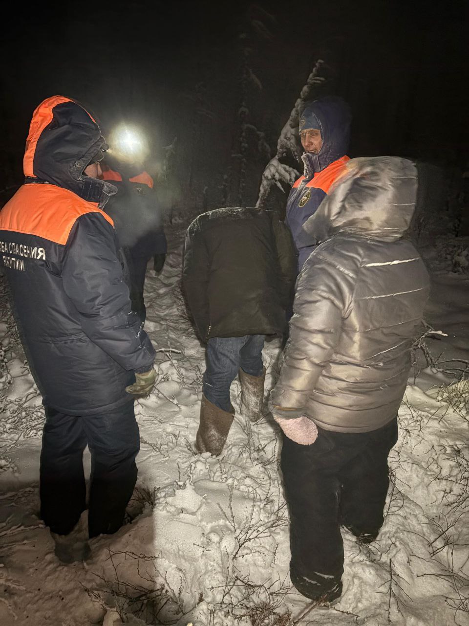 Спасатели эвакуировали заблудившуюся на Вилюйском тракте пару