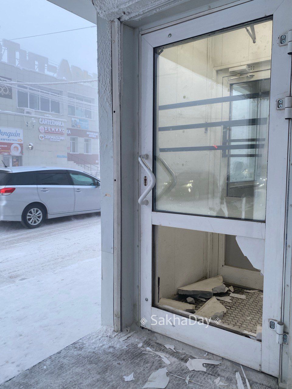 Фотофакт: В Якутске разнесли еще одну остановку. Полиция проводит проверку