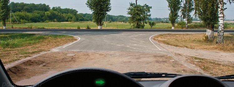 Перекрёсток без знаков: почему водитель с грунтовки всегда не прав — важный вопрос ПДД заставляет задуматься 83% отвечающих