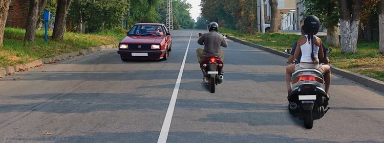 Узкая дорога, три участника и одна сплошная: сколько здесь полос по ПДД и на самом деле — на экзамене 85% запутались в подсчётах