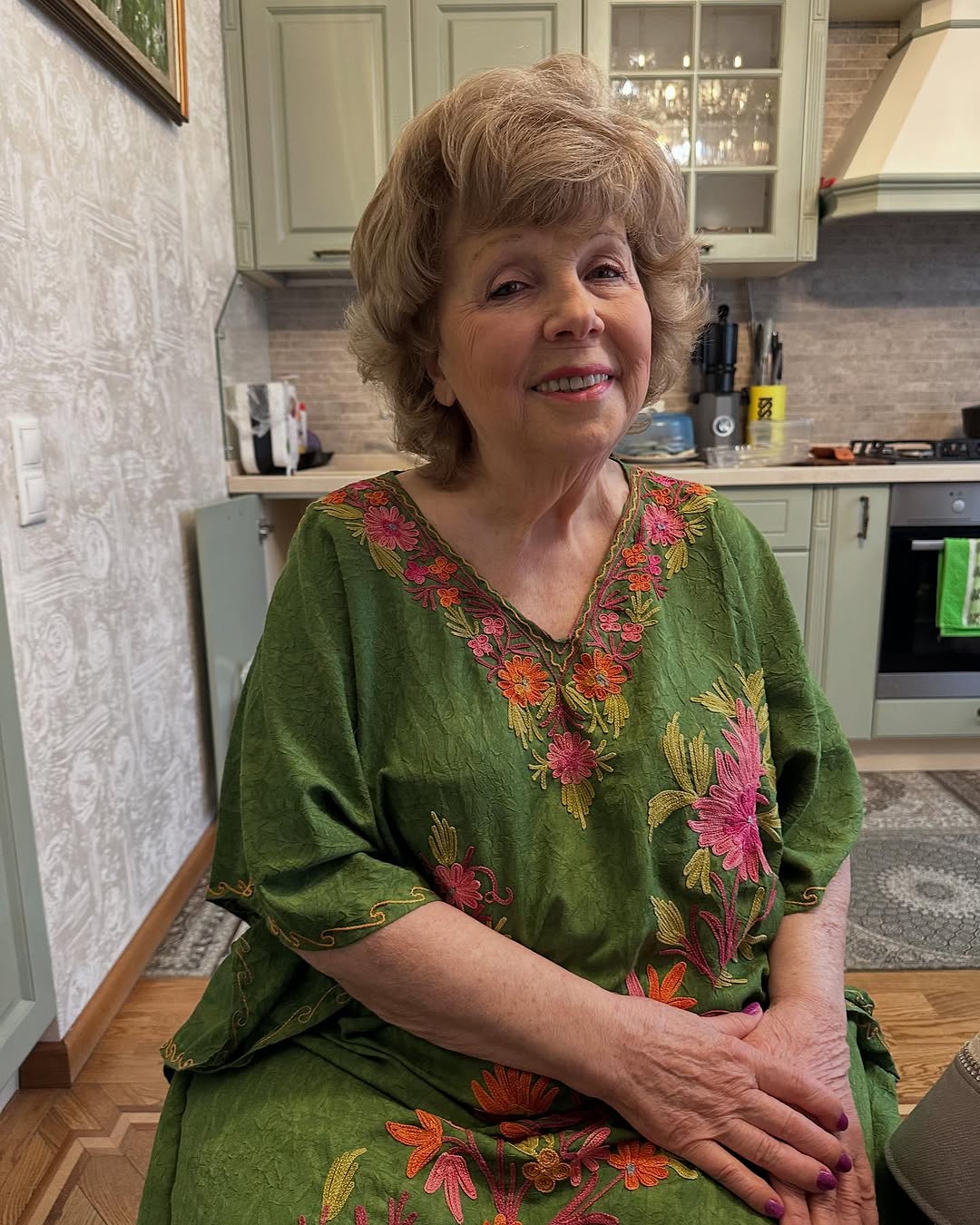 Новогодние оладьи Ларисы Рубальской: кабачки, яблоко и ягодный соус — блюдо сразу становится праздничным