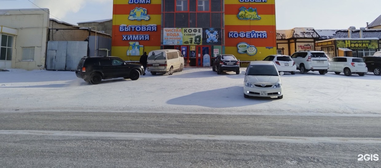 Возле торгового центра в Якутске женщина в камуфляжной одежде и на костылях просила милостыню