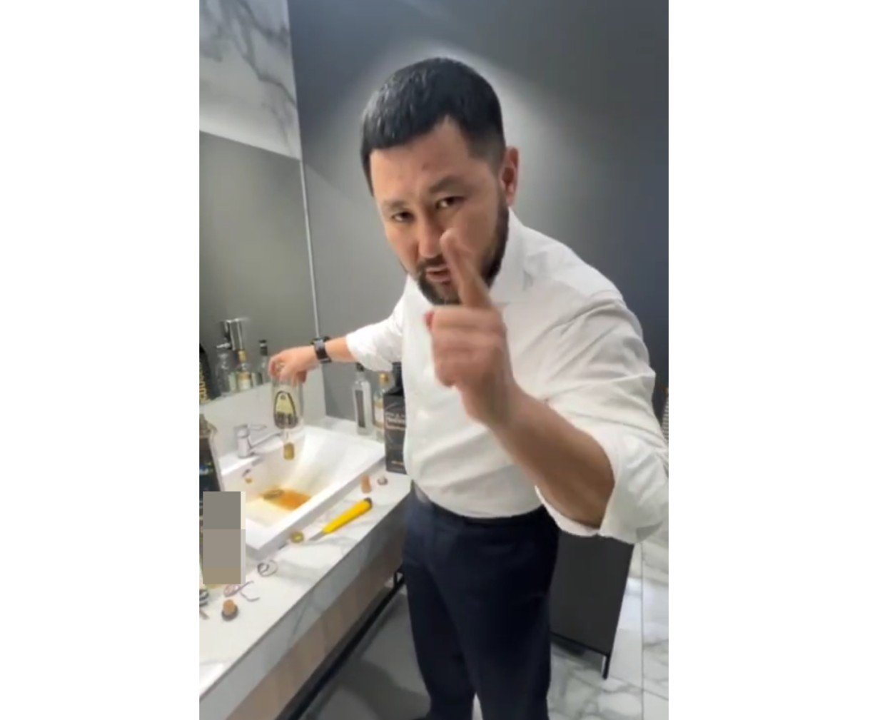 Видеофакт: Мэр Якутска вылил в раковину подаренный элитный алкоголь