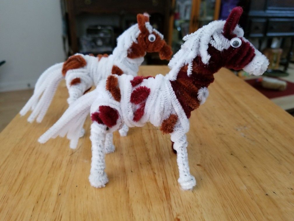 Символ года из синели за 10 минут: как сделать плюшевую лошадку из двух проволок — выглядит как покупная