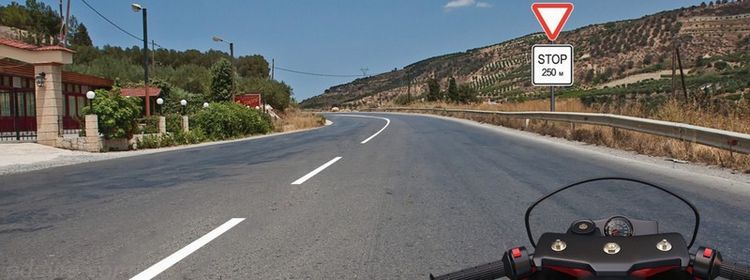 Заглянем в будущее — что на самом деле означают два знака одновременно: на экзамене по ПДД ошибаются 96%