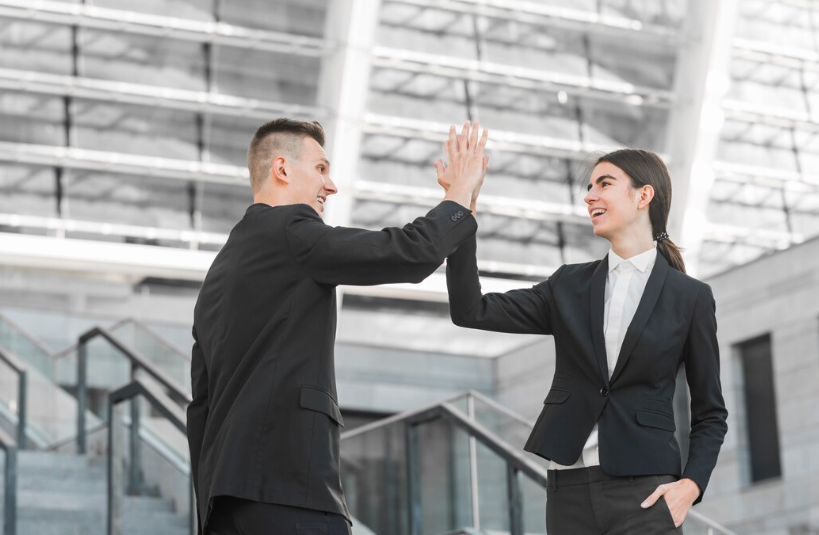 Повышение и новые контакты: карьера 3 знаков Зодиака взлетит до небес — прогноз на вторую половину декабря