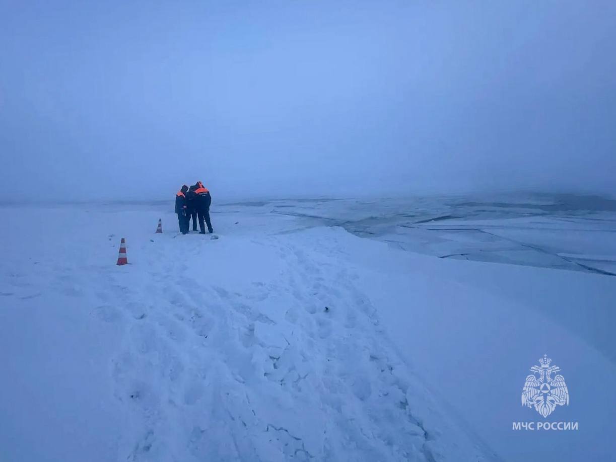 Трое, включая ребенка, погибли при провале автомобиля под лед в Якутске