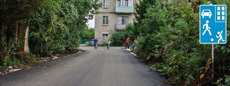 Обидная ошибка — этот вопрос по ПДД 80% водителей проигнорировали,  в итоге провалились на экзамене: какую скорость можно держать в жилой зоне?