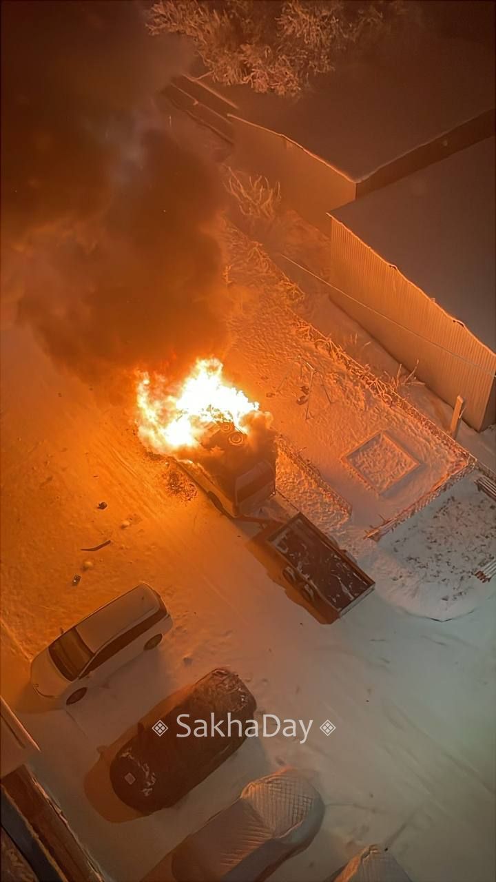 Фотофакт: В Якутске загорелся автомобиль «Тойота Хайс»