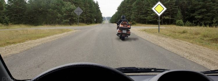 Обгон на перекрёстке — автоматическое нарушение или все-таки нет: на этом моменте 87% ошибаются в билетах ПДД