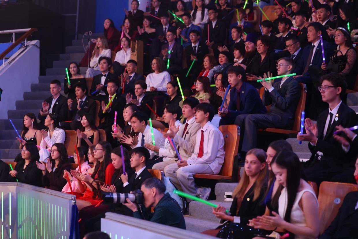 Лучших школьников чествовали на традиционной Ёлке Главы Якутии