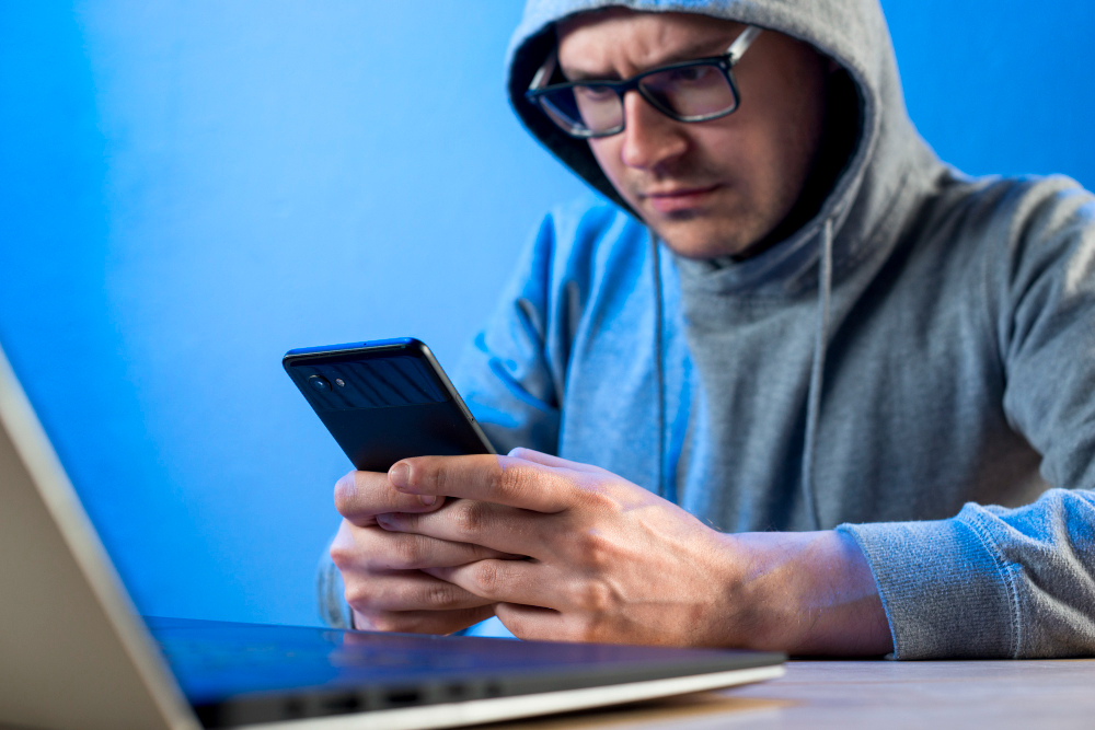 Мошенники ломают психику за 30 секунд: каждый день тысячи людей добровольно переводят деньги незнакомцам — почему ведутся самые осторожные и умные