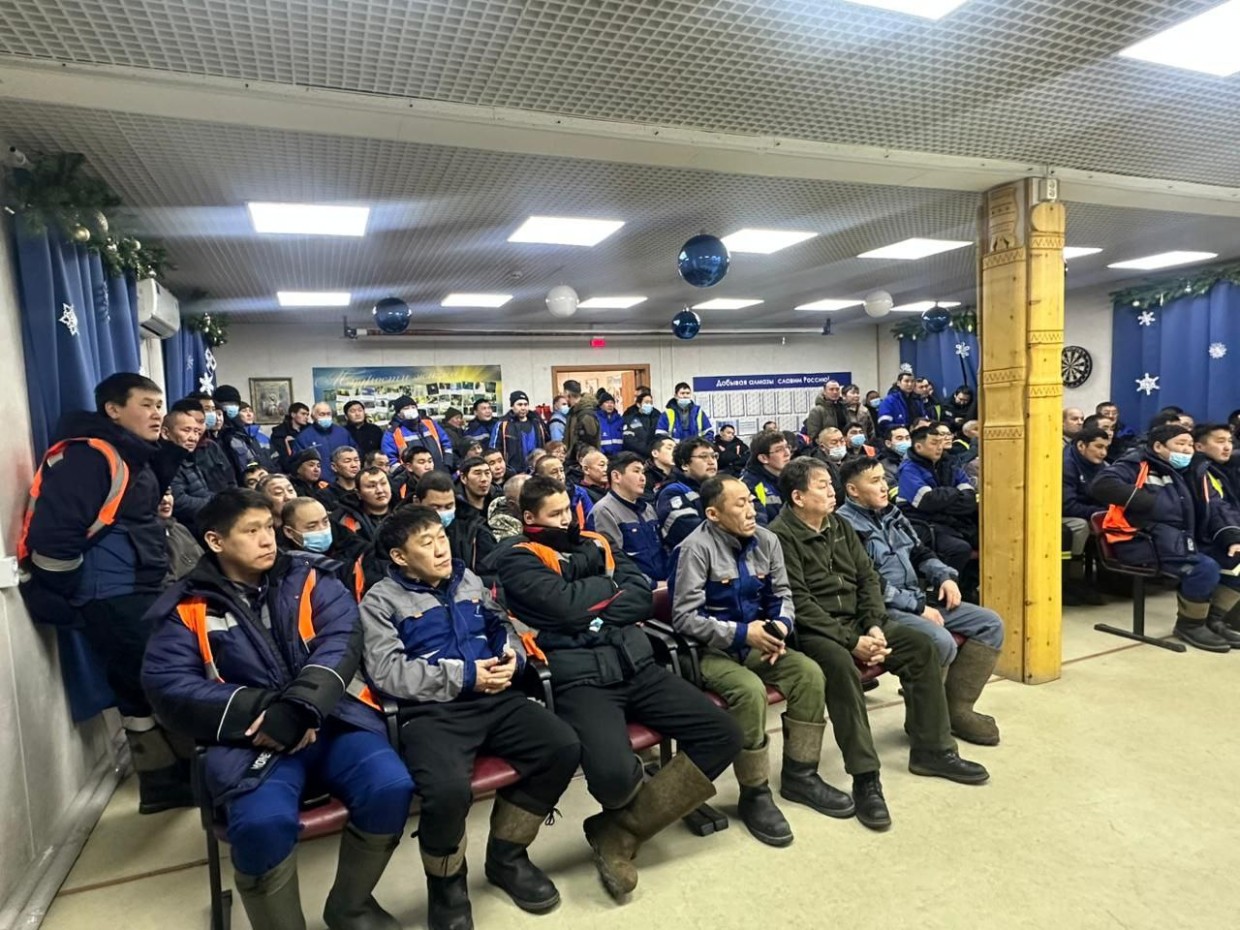 Алексей Окороков провел встречи с трудовыми коллективами приисков Маят и Молодо