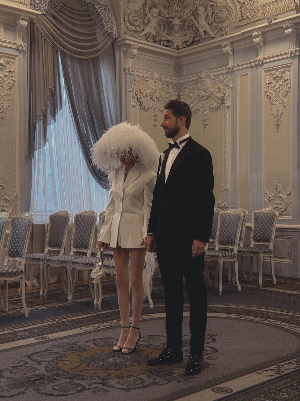 Фотофакт: Известный стилист родом из Якутии Гала Борзова расписалась с художником