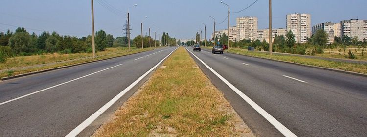 Половина водителей даже 2×2=4 на экзамене по ПДД не могут сосчитать: не перепутайте — сколько полос здесь на самом деле?