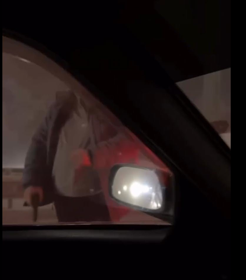 Угрожавший девушке на дороге мужчина заявил, что пистолет был игрушечным