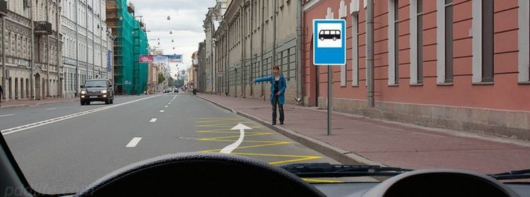 Жёлтая змейка на дороге: можно ли остановиться на остановке для маршруток, если ты не маршрутка — на экзамене по ПДД не знают 94%