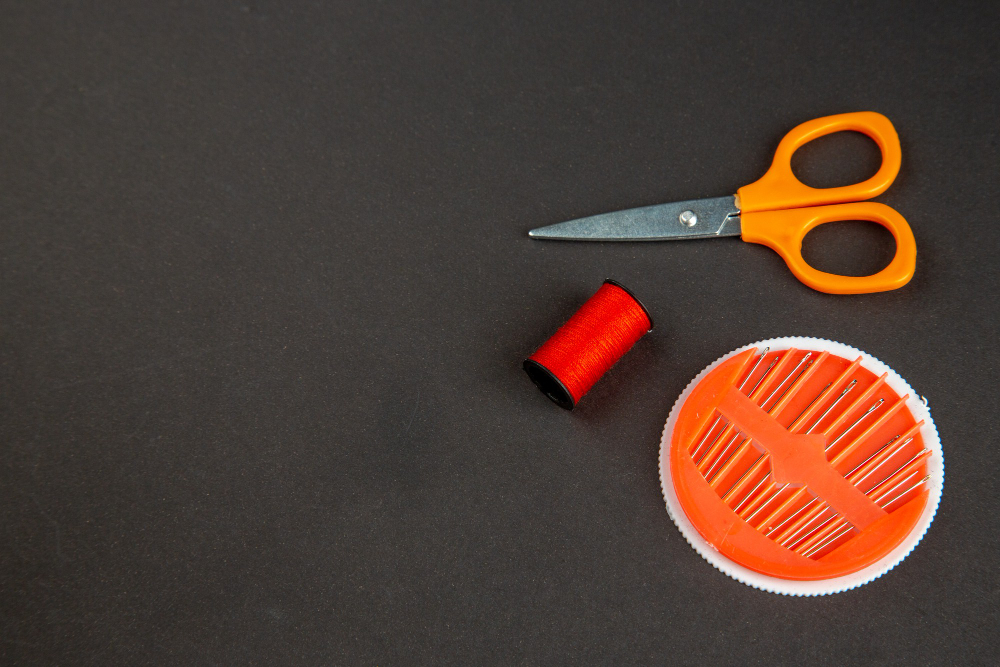 Швейный лайфхак: как за 30 секунд заточить раскройные ножницы дома с помощью обычной иголки — к мастеру бежать больше не надо