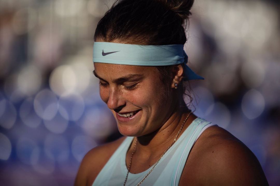 Перелёт, первые фото из самолёта — а через несколько часов на корте уже совсем другая Арина Соболенко: хладнокровная, собранная, до неприличия мощная