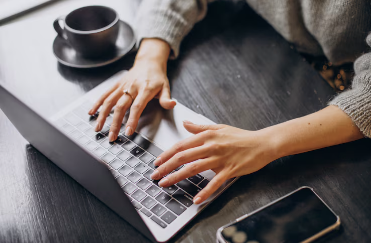 Зачем тут эта тряпка: тонкий текстиль между экраном и клавиатурой — насколько это нужно/можно вашему ноутбук