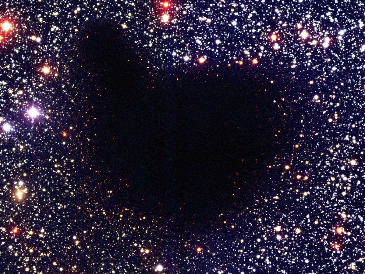 Туманность Барнард 68: гигантское чёрное пятно в космосе, которое поглощает свет звёзд