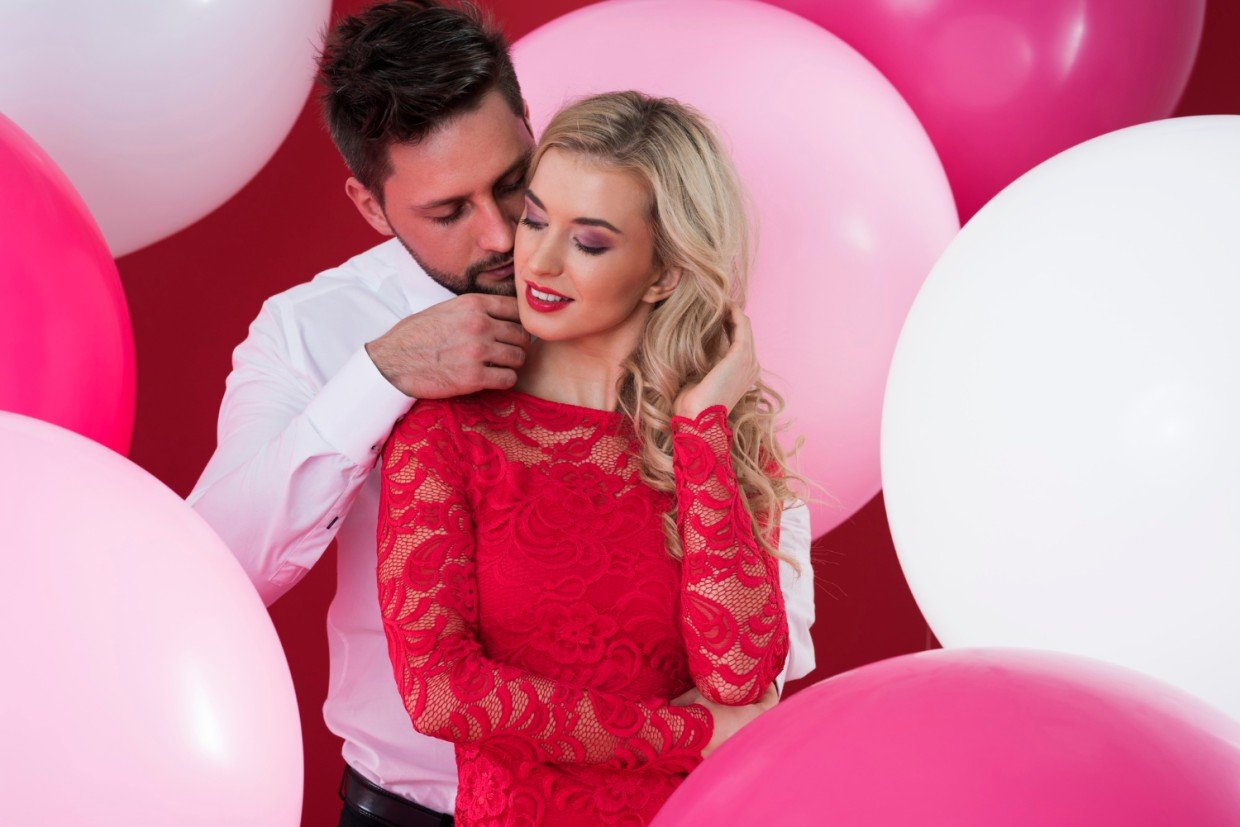 Любовный гороскоп на 7 декабря: в любви повезёт 2 знакам Зодиака — чувства разгорятся уже в воскресенье