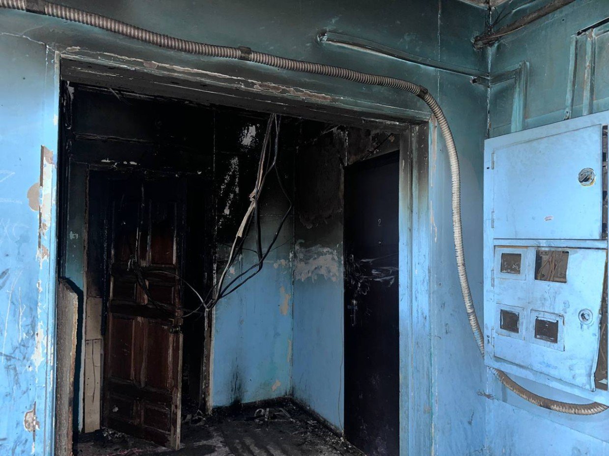 В Якутии полицейские спасли годовалого ребёнка и троих жильцов многоквартирного дома при пожаре