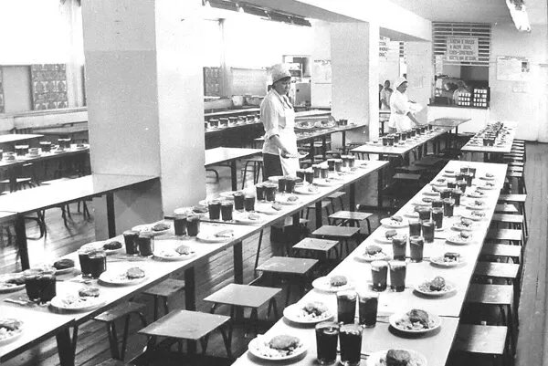 Школьные столовые в СССР: как кормили детей — от каши до компота и котлет